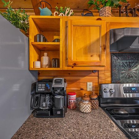 Log Cabin, Hot Tub, Fireplace, Pool Table & Views! Sevierville Zewnętrze zdjęcie