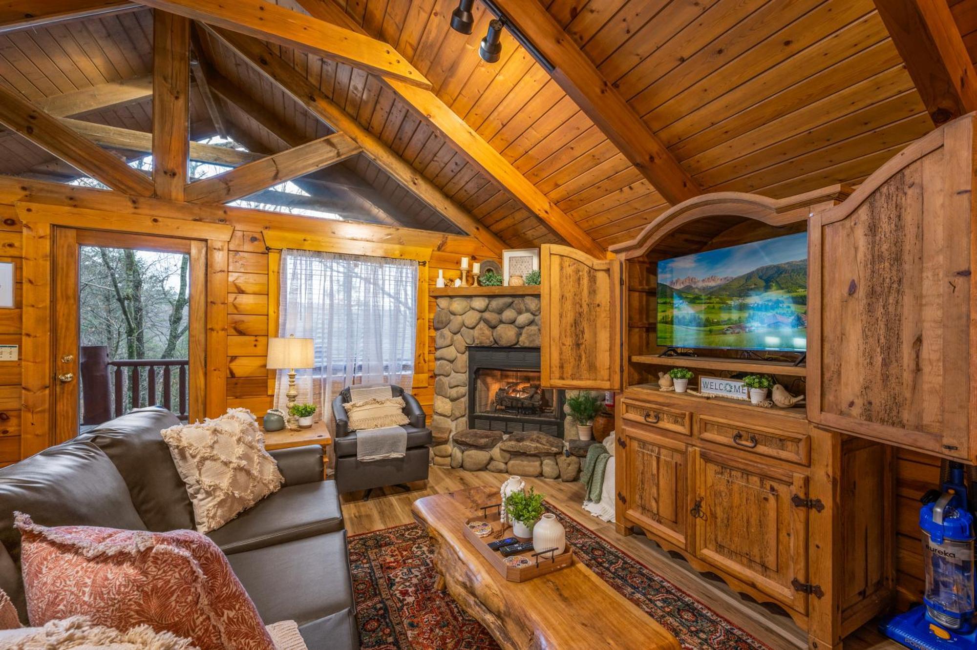 Log Cabin, Hot Tub, Fireplace, Pool Table & Views! Sevierville Zewnętrze zdjęcie