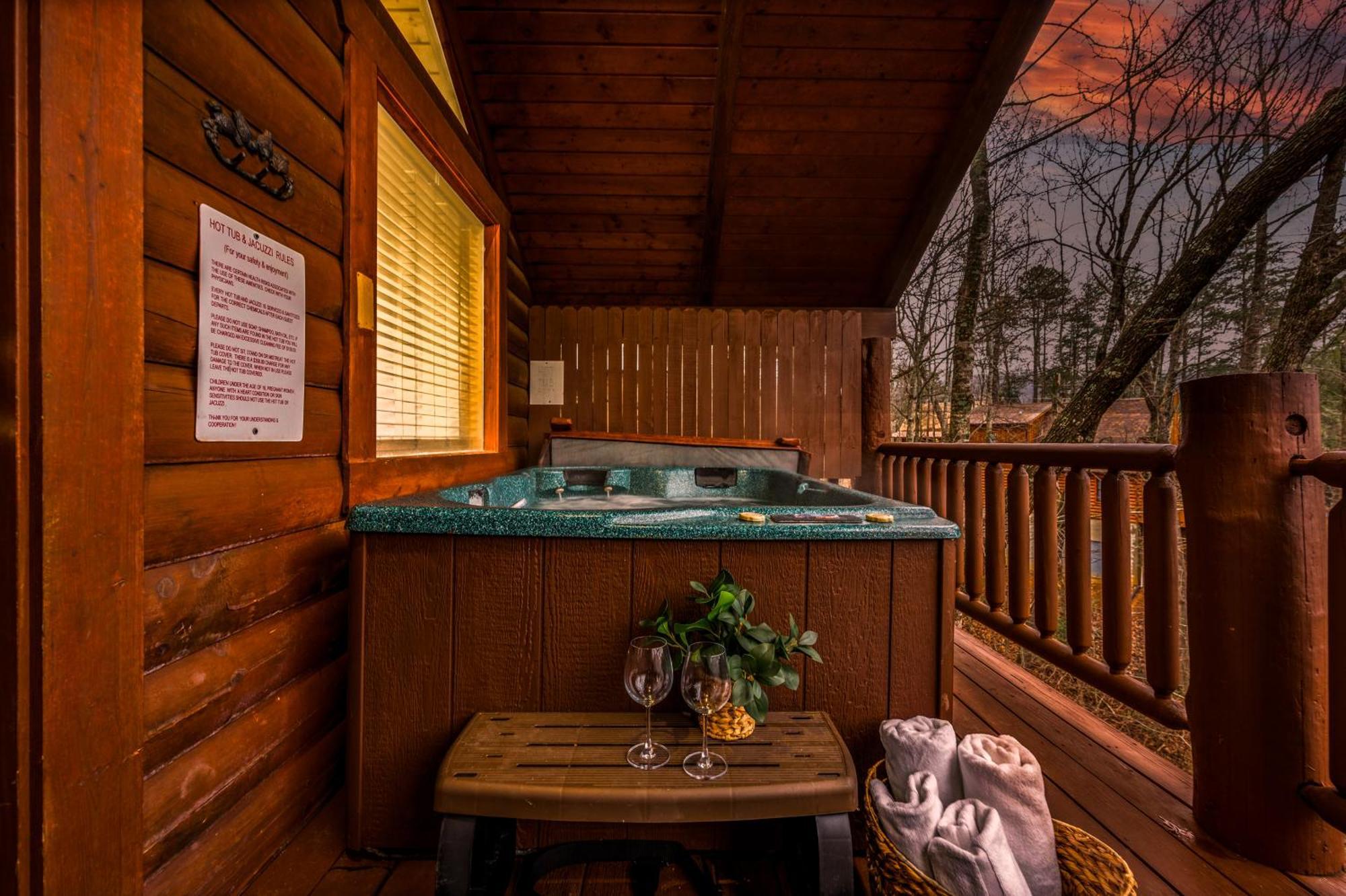 Log Cabin, Hot Tub, Fireplace, Pool Table & Views! Sevierville Zewnętrze zdjęcie