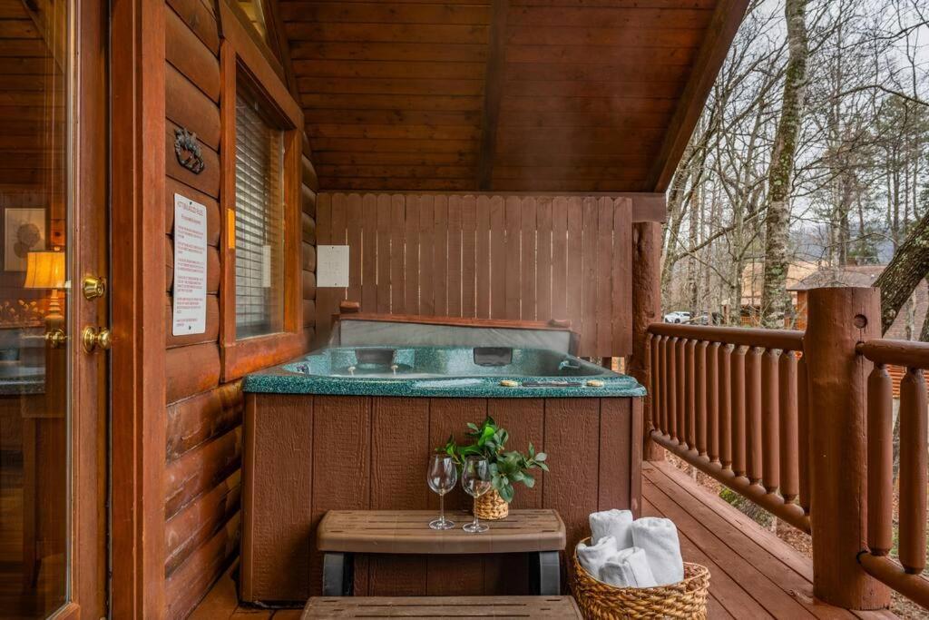 Log Cabin, Hot Tub, Fireplace, Pool Table & Views! Sevierville Zewnętrze zdjęcie