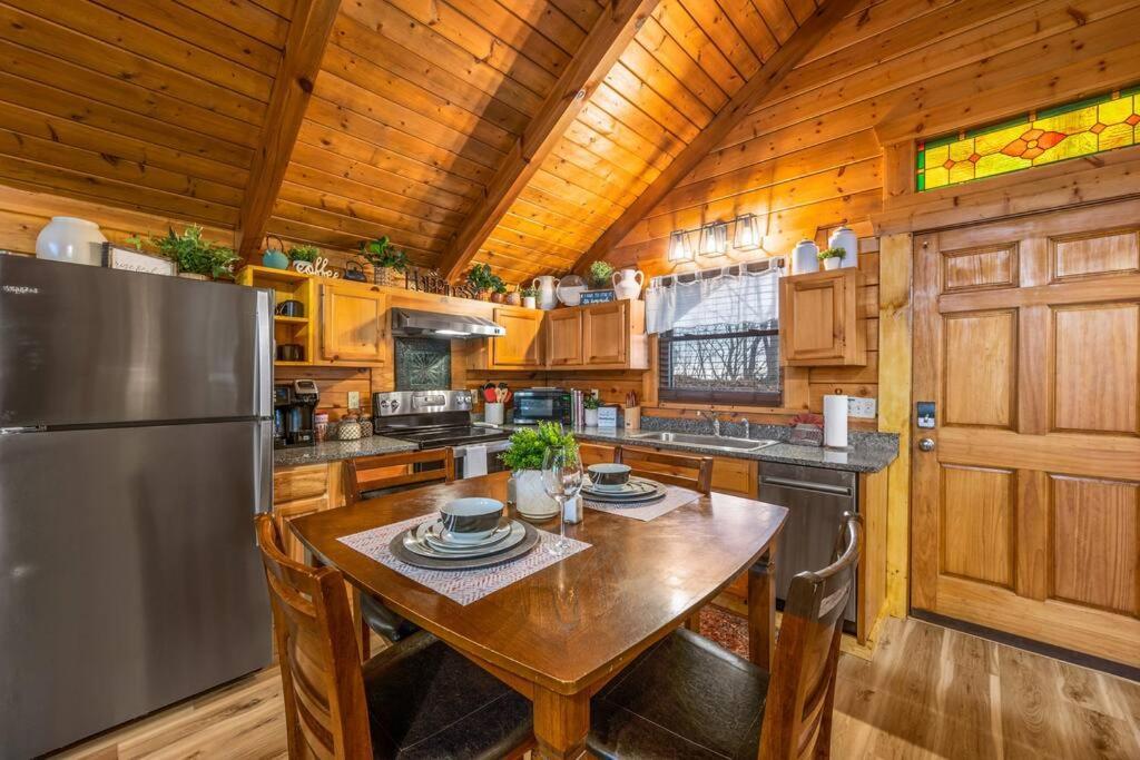Log Cabin, Hot Tub, Fireplace, Pool Table & Views! Sevierville Zewnętrze zdjęcie