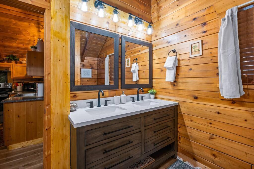 Log Cabin, Hot Tub, Fireplace, Pool Table & Views! Sevierville Zewnętrze zdjęcie
