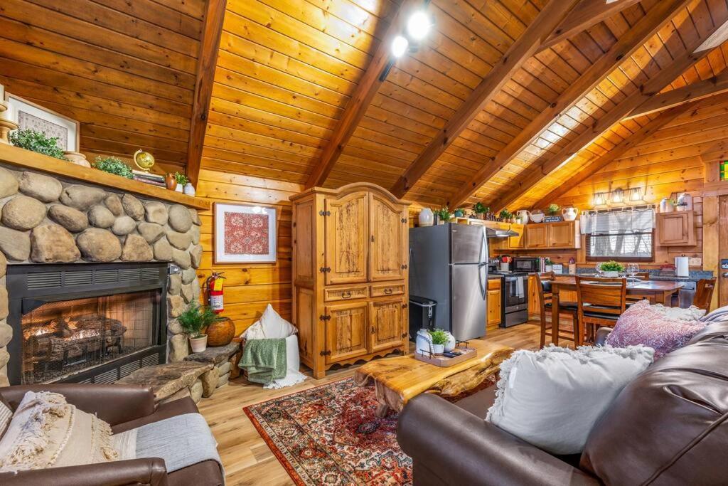 Log Cabin, Hot Tub, Fireplace, Pool Table & Views! Sevierville Zewnętrze zdjęcie