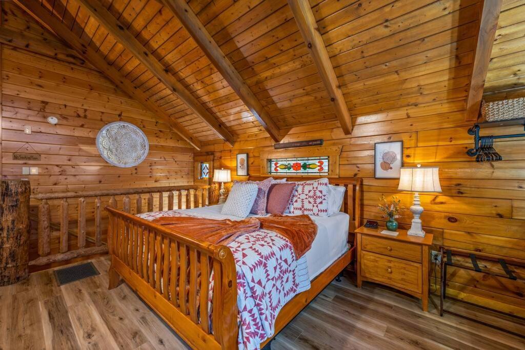 Log Cabin, Hot Tub, Fireplace, Pool Table & Views! Sevierville Zewnętrze zdjęcie