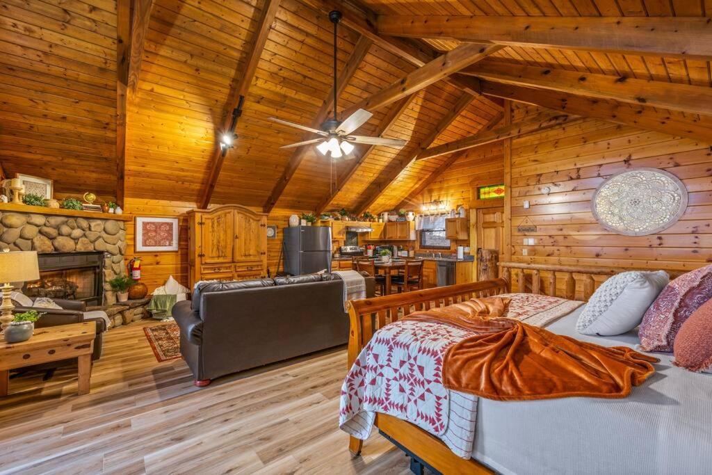 Log Cabin, Hot Tub, Fireplace, Pool Table & Views! Sevierville Zewnętrze zdjęcie