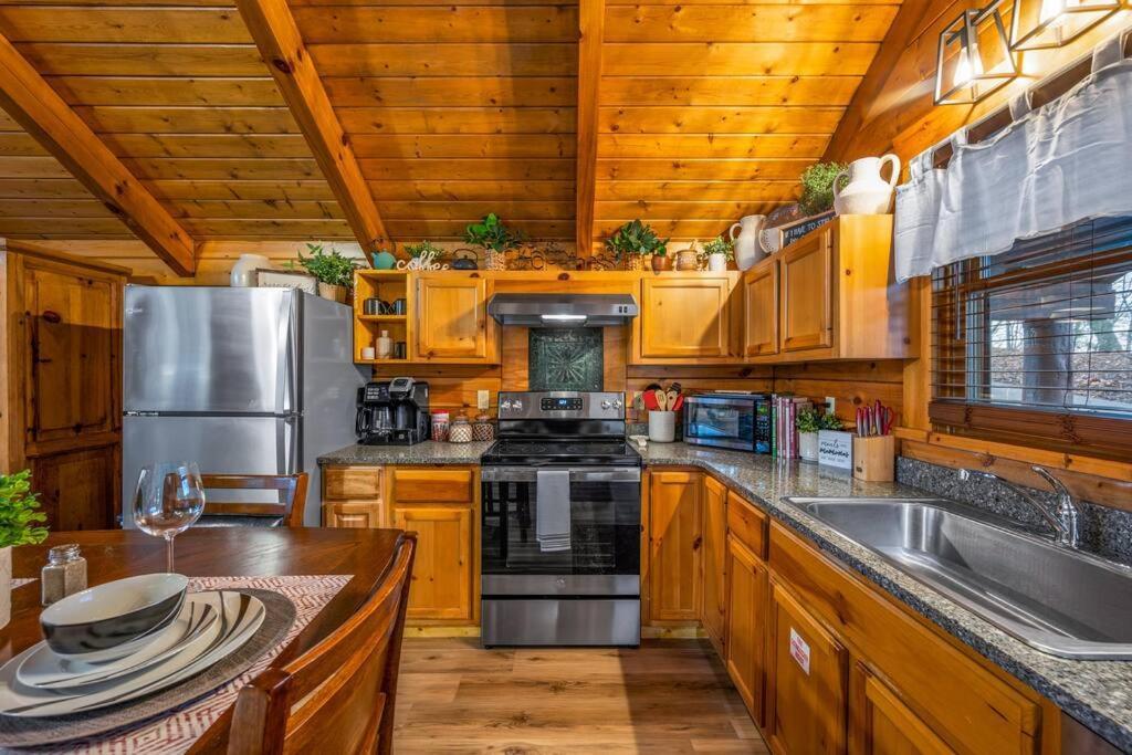 Log Cabin, Hot Tub, Fireplace, Pool Table & Views! Sevierville Zewnętrze zdjęcie