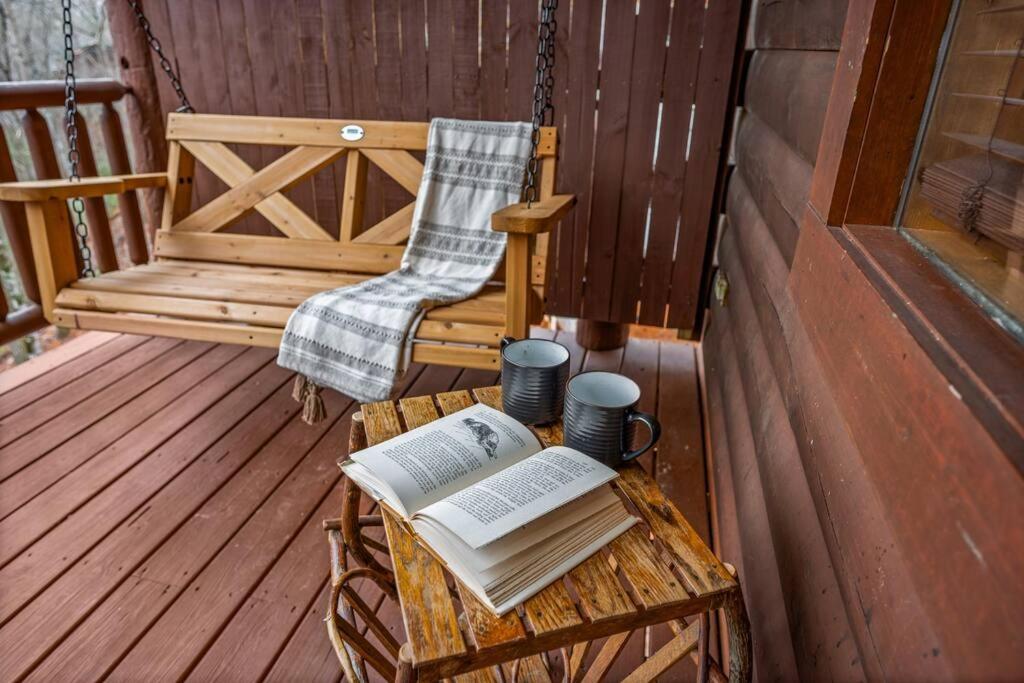 Log Cabin, Hot Tub, Fireplace, Pool Table & Views! Sevierville Zewnętrze zdjęcie