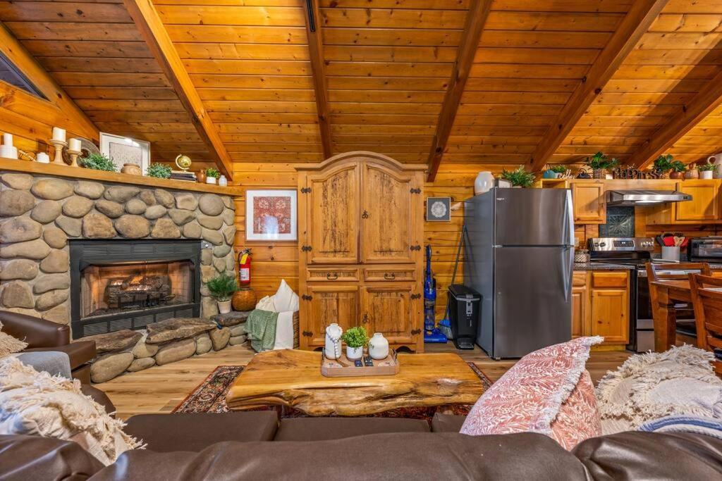 Log Cabin, Hot Tub, Fireplace, Pool Table & Views! Sevierville Zewnętrze zdjęcie