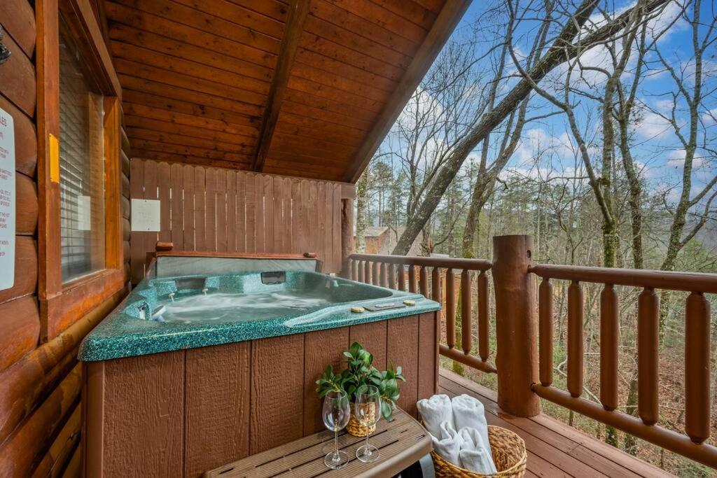 Log Cabin, Hot Tub, Fireplace, Pool Table & Views! Sevierville Zewnętrze zdjęcie