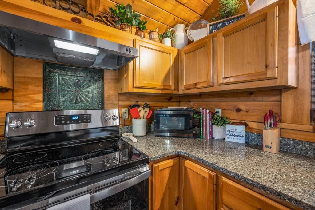 Log Cabin, Hot Tub, Fireplace, Pool Table & Views! Sevierville Zewnętrze zdjęcie
