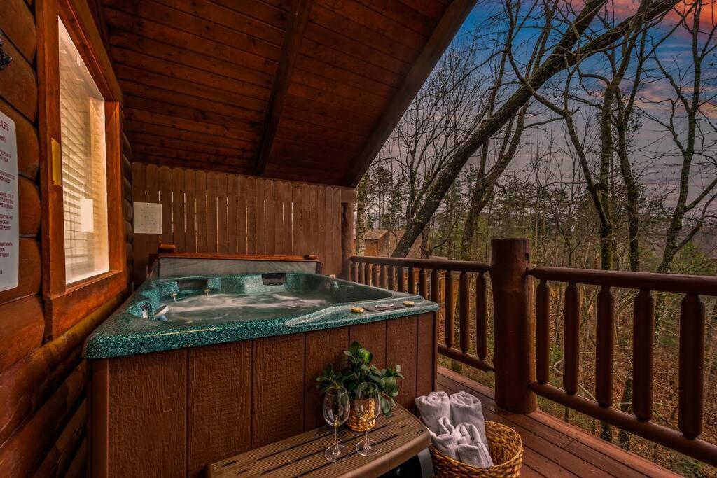 Log Cabin, Hot Tub, Fireplace, Pool Table & Views! Sevierville Zewnętrze zdjęcie