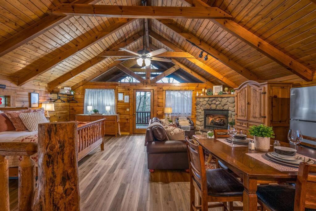 Log Cabin, Hot Tub, Fireplace, Pool Table & Views! Sevierville Zewnętrze zdjęcie