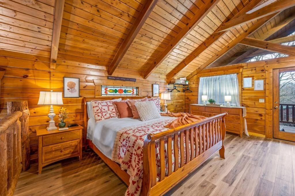 Log Cabin, Hot Tub, Fireplace, Pool Table & Views! Sevierville Zewnętrze zdjęcie
